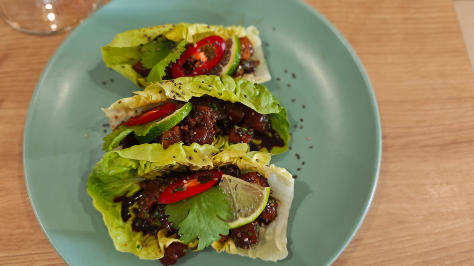 Salátalevél taco, friss chilivel