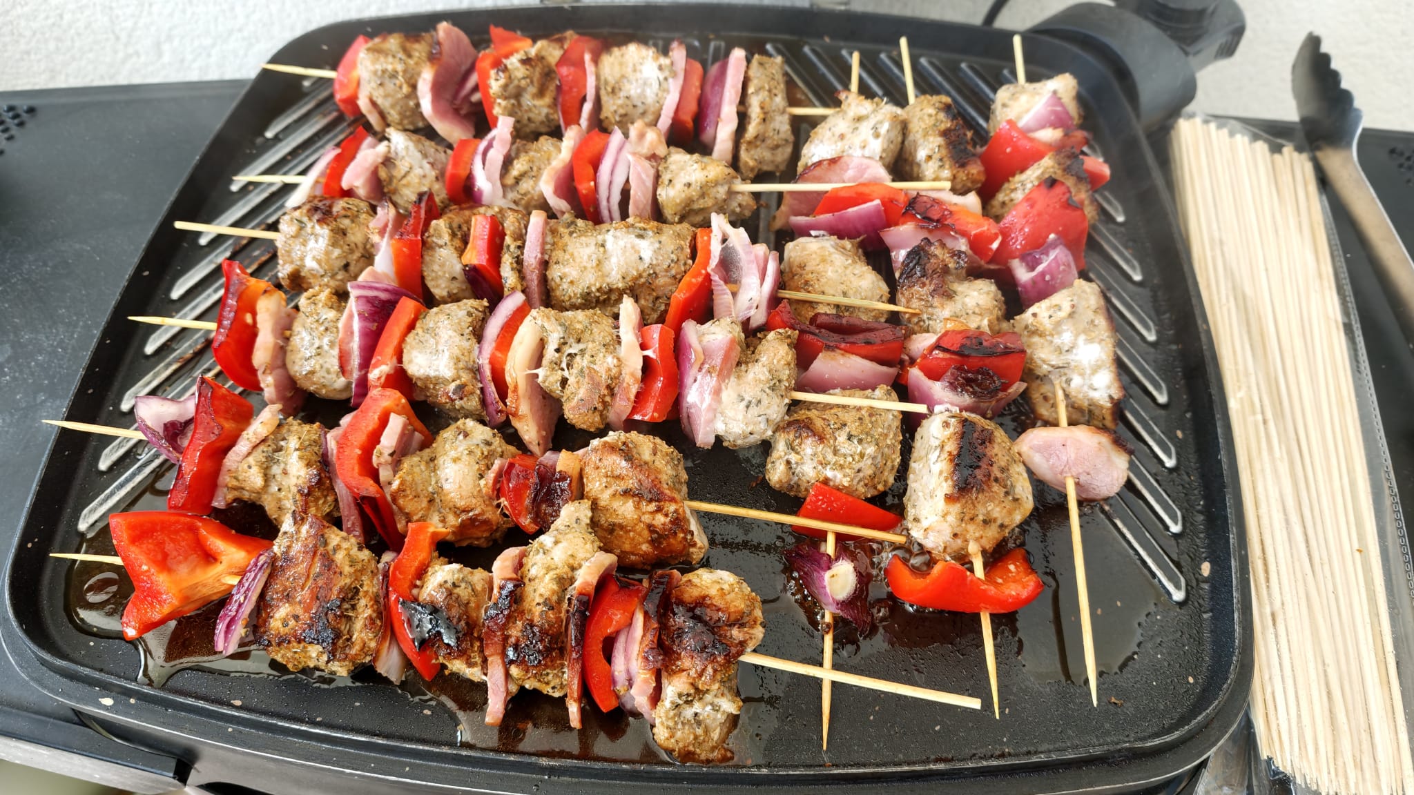 Fűszeres nyársak a grillen